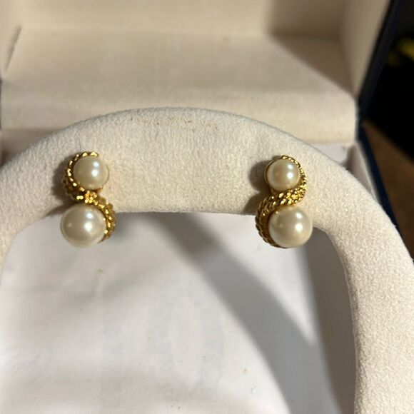 AVON VINTAGE*ELEGANCE COLLECTION DOUBLE PEARL PIERCED EARRINGS - Picture 1 of 4